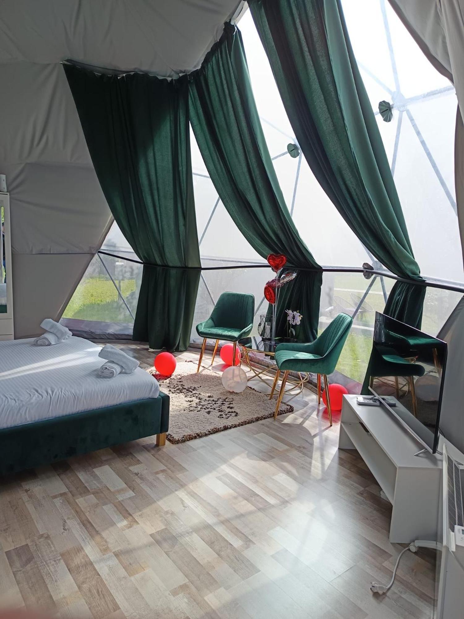 Sun Garden Glamping Domes Hotel Călimăneşti Eksteriør billede