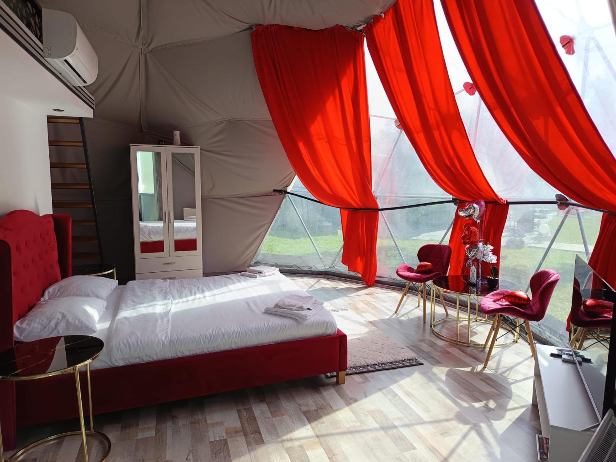 Sun Garden Glamping Domes Hotel Călimăneşti Eksteriør billede
